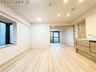 キッチン前のダイニングスペース。ダイニングセットを置いても十分な広さを確保。