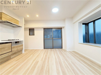 キッチン前のダイニングスペース。ダイニングセットを置いても十分な広さを確保。