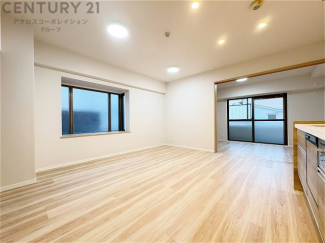 キッチン前のダイニングスペース。ダイニングセットを置いても十分な広さを確保。