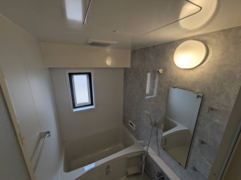 新設のユニットバス　もちろん追い炊き機能付き