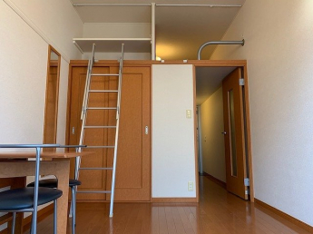 落ち着いて過ごせるお部屋なので、寝室にいかがでしょうか