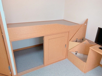 明るい色調の室内です