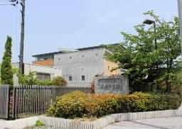 伊予市立港南中学校まで1422m