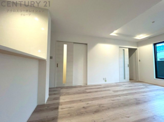 リビングダイニングは家族や友人とのコミュニケーションを楽しむ場所でくつろぎながら食事や会話を楽しめ、多目的に利用できリラックスできる空間です。家庭内の中心として機能し、快適な生活をサポートします。