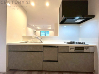 シンプルなデザインと使いやすさを兼ね備えた対面式システムキッチンは、効率的な作業スペースを提供し、家族やゲストとのコミュニケーションを促進します。