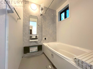 ユニットバスは省スペースでありながら、シンプルな設計と使いやすさを備え、簡便なメンテナンスが可能です。またミラー・小物置き場もあり便利です。