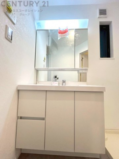 化粧品や洗顔料、歯ブラシなどの必需品をまとめて置ける収納スペースがあり、使用するたびに取り出す手間が省けます。また、水回りのため、濡れても大丈夫な素材が使用されており、お手入れが簡単です。