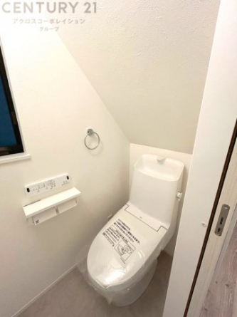 温水洗浄便座付トイレは温水洗浄機能により、暖かい水でおしりを洗浄することができ、冷たい水を使う従来の便座に比べ、温水洗浄機能で暖かいトイレを提供し、快適な使用を可能にします。