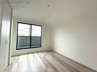 明るい色合いのフローリングとクロスを使用した洋室は家具やインテリアとも調和しやすく空間が広く感じられ開放感を生み出します。自然光を効果的に反射し、室内を明るく保つため、日中の照明使用を抑えられます。