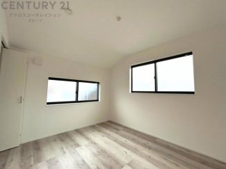 寝室…リラックスできるプライベート空間で、快適な睡眠をサポート。個人の好みに合わせたインテリアや寝具で心地良さを追求。プライベートな時間を過ごし、リフレッシュする場所におすすめです。