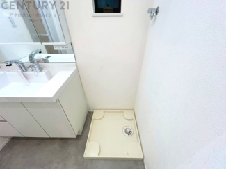 洗濯物の仕分け作業がしやすく、整理整頓が容易になります。洗濯音や湿気を他の部屋に持ち込まず、生活環境を快適に保ちます。上部を活用すれば収納スペースを確保でき洗剤や洗濯用品の整理もしやすくなります。