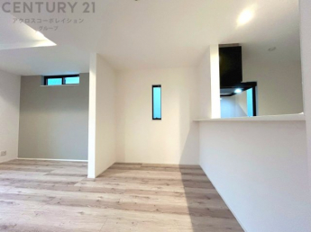 キッチン前のダイニングスペース　カウンターキッチンから料理の受け渡し等に便利です。ダイニングセットを置いても十分な広さを確保。