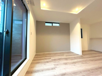 リビングダイニングは家族や友人とのコミュニケーションを楽しむ場所でくつろぎながら食事や会話を楽しめ、多目的に利用できリラックスできる空間です。家庭内の中心として機能し、快適な生活をサポートします。