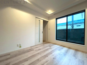 キッチン前のダイニングスペース　カウンターキッチンから料理の受け渡し等に便利です。ダイニングセットを置いても十分な広さを確保。