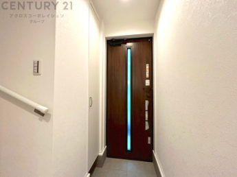 大きな玄関収納付きの玄関です　家族皆様の履物をしっかり収納できます
