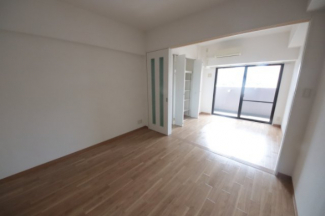 落ち着いて過ごせるお部屋なので、寝室にいかがでしょうか