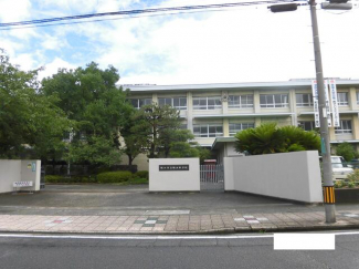 松山市立勝山中学校まで687m