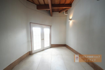 広々土間玄関、AIによる家具消し加工済