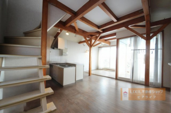 二階リビング、AIによる家具消し加工