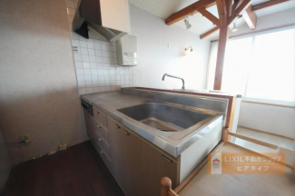 二階キッチン、AIによる家具消し加工済