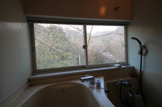 お風呂につかりながら山の自然を堪能できます