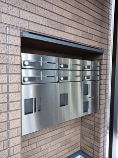 メールボックスと宅配ボックスです