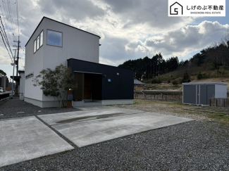 2019年建築の築7年♪
駐車8台可！
広々としたお庭