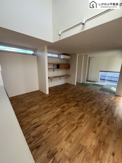 奥行きのあるLＤＫ。ソファやダイニングテーブルを置いても窮屈に感じさせません。続き間の和室使えばもっと開放的に！