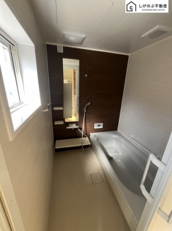 窓付きのバスルームは、明るく換気環境も良好。日中の入浴も気持ちよくお使い頂けそうです。