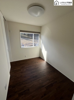 木の温もりがやさしいフローリングは安らぎをもたらすプライベート空間。