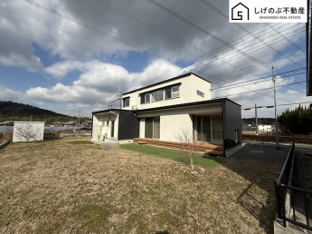 2019年建築の築7年♪
駐車8台可！
広々としたお庭