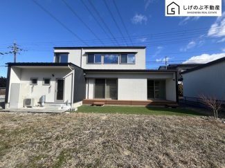 2019年建築の築7年♪
駐車8台可！
広々としたお庭