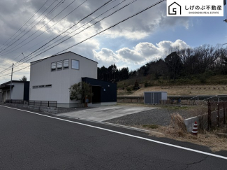 2019年建築の築7年♪
駐車8台可！
広々としたお庭