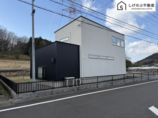 2019年建築の築7年♪
駐車8台可！
広々としたお庭