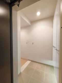 玄関内部、収納付きですっきり