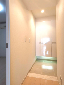 内側から見た玄関、収納力がありすっきりしてます