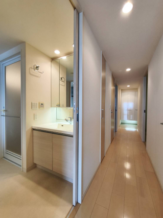 すっきりした通路から洗面室