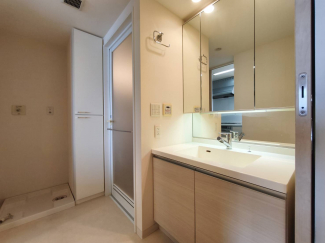 収納付き三面鏡の洗面