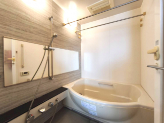 浴室別角度、大きな鏡が印象的です