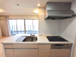 対面キッチンからリビングを見守りながら調理できます