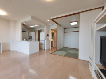 襖を開けるとリビングと一体になる和室