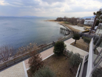 眼下に琵琶湖が広がります