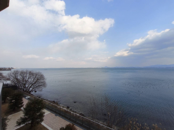 眼下に琵琶湖が広がります