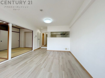 リビングダイニングは家族や友人とのコミュニケーションを楽しむ場所でくつろぎながら食事や会話を楽しめ、多目的に利用できリラックスできる空間です。家庭内の中心として機能し、快適な生活をサポートします。