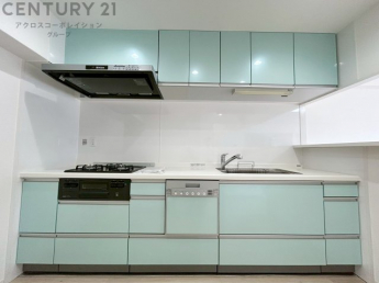 壁付けシステムキッチンはスペースの最大限の有効活用が可能で、動線がスムーズになり調理や準備が快適で効率的に行えます。収納スペースや吊り戸棚が設けられ、調理器具や食器類をスマートに収納できます。