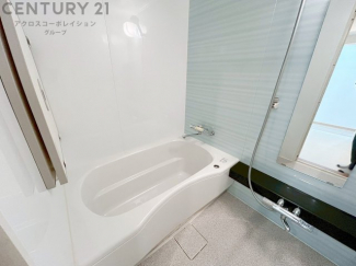 ユニットバスは省スペースでありながら、シンプルな設計と使いやすさを備え、簡便なメンテナンスが可能です。またミラー・小物置き場もあり便利です。