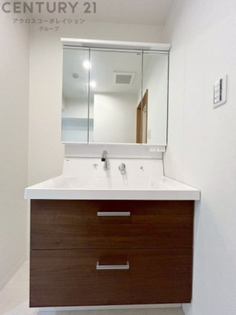 化粧品や洗顔料、歯ブラシなどの必需品をまとめて置ける収納スペースがあり、使用するたびに取り出す手間が省けます。また、水回りのため、濡れても大丈夫な素材が使用されており、お手入れが簡単です。