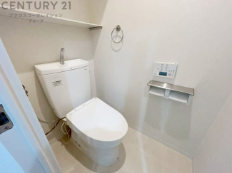 温水洗浄便座付トイレは温水洗浄機能により、暖かい水でおしりを洗浄することができ、冷たい水を使う従来の便座に比べ、温水洗浄機能で暖かいトイレを提供し、快適な使用を可能にします。