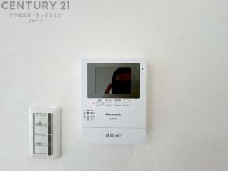 訪問者が来たときにテレビ画面で確認できるため、安心してドアを開けられます。録画機能があるものもあり、留守中に来訪者を記録しておくことができます。利便性が高く、セキュリティ面でも安心です。