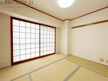 リビング横の和室スペースはリビングと続きで利用してもデザイン性のとれる洋風和室になります。やっぱり一室は欲しい和室は客間や小さなお子様の寝かせ付けなどにも便利です。